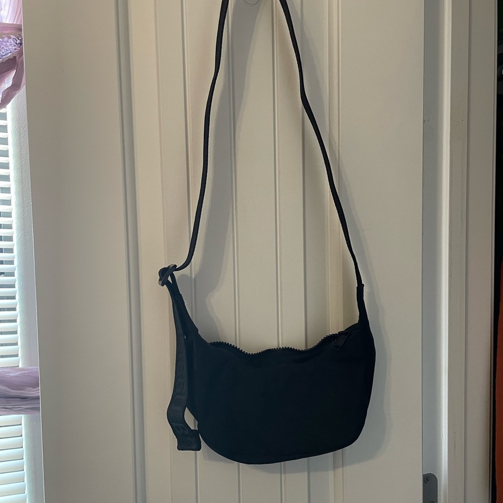 Black mini crescent baggu